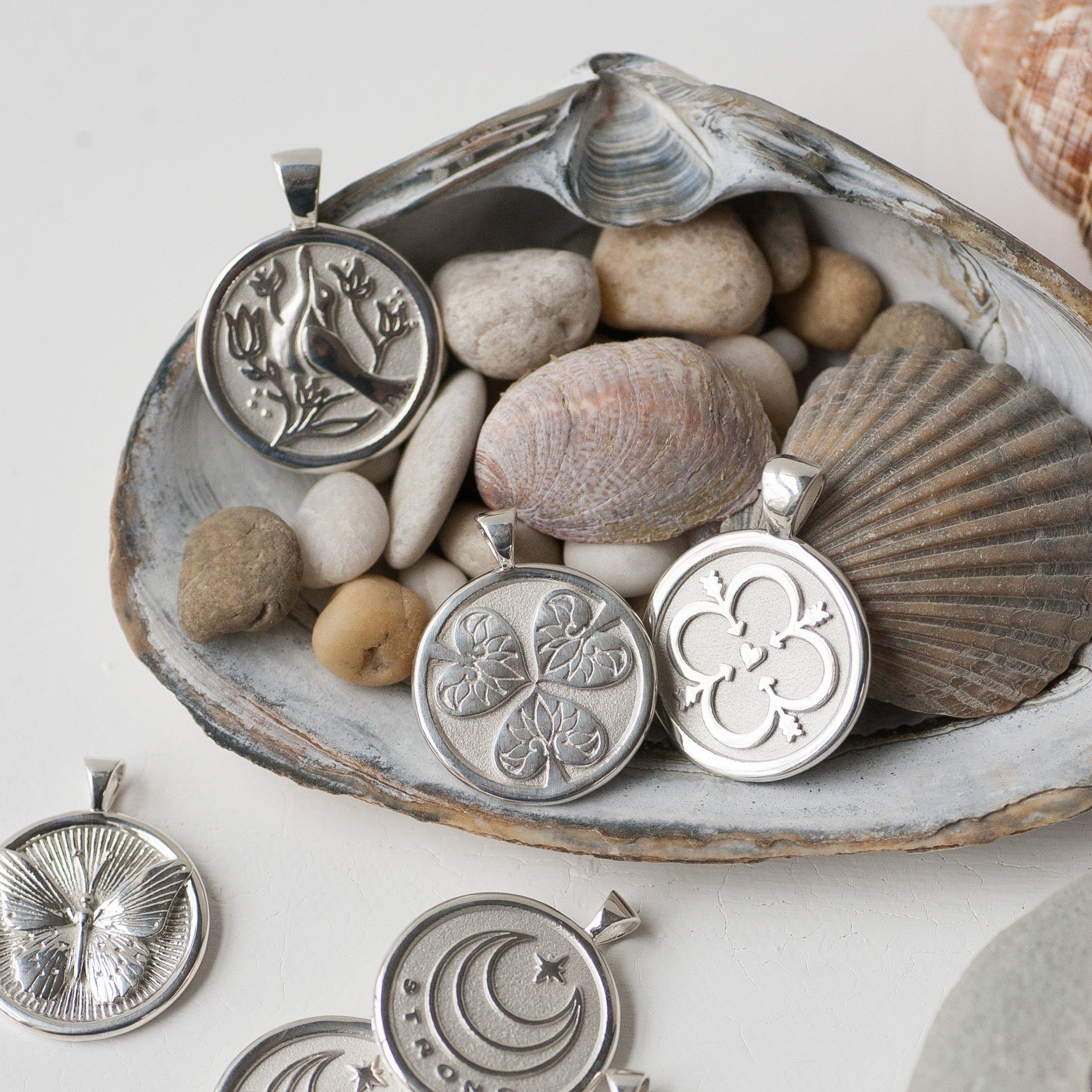 JOY JW Small Pendant Coin in Silver