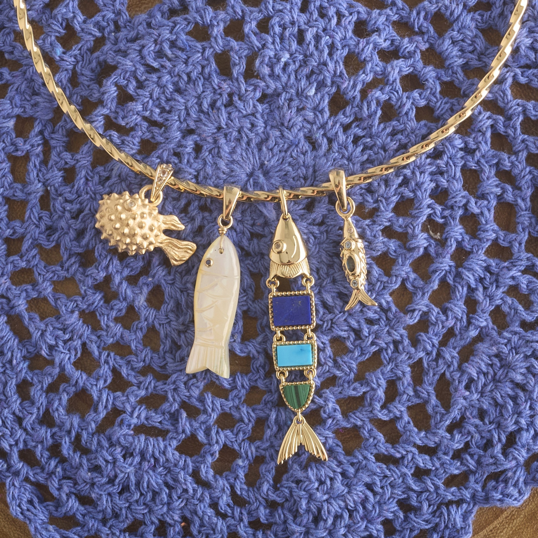 STRONG Shiny Scales Pendant in Solid Gold